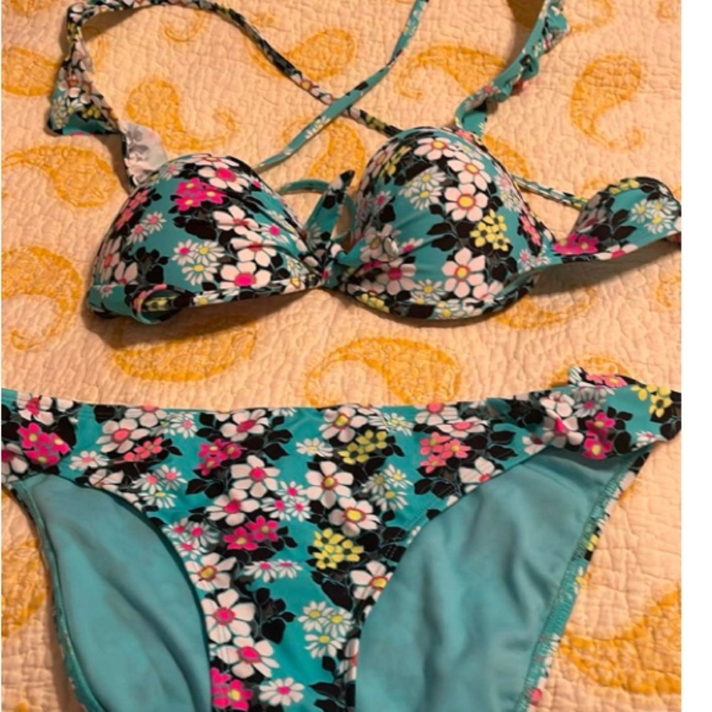 Cute floral bathing suit
Never worn. Only tried on 
Size large